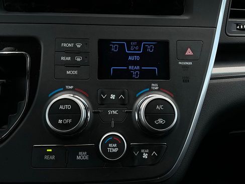 Used 2015 Toyota Sienna SE image 25