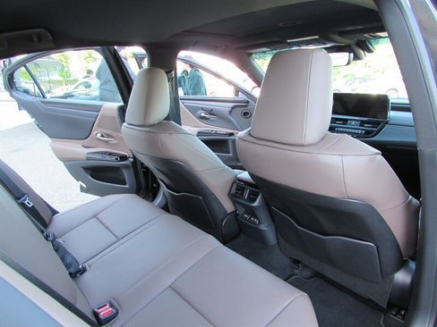 Used 2025 Lexus ES 300h w/ Premium Package FWD image 28