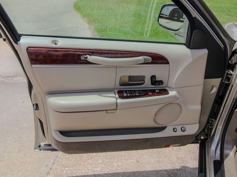 Used 2004 Lincoln Town Car Signature RWD image 10