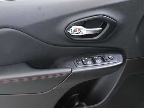 Used 2022 Jeep Cherokee Trailhawk image 20