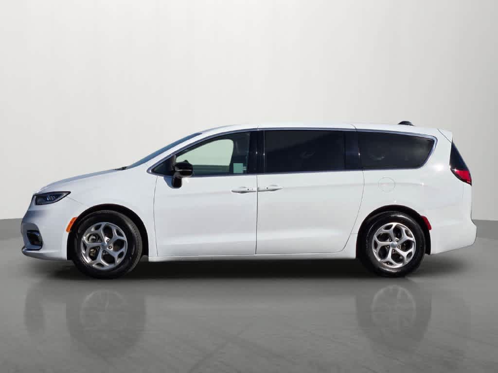Used 2024 Chrysler Pacifica Limited FWD image 2