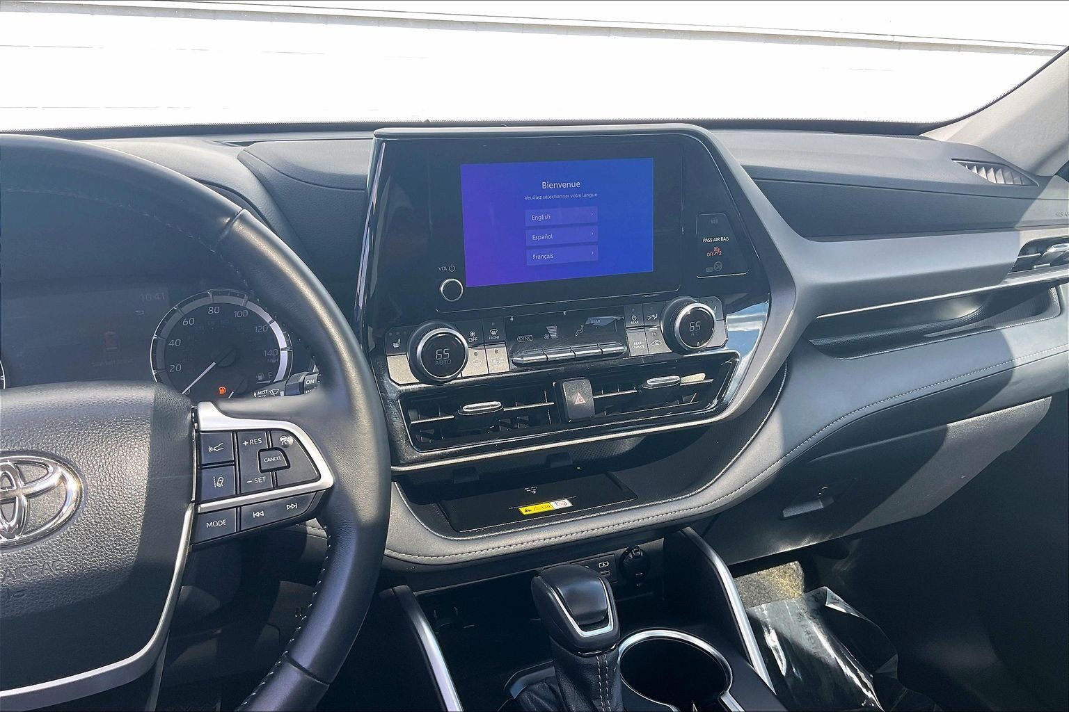 Used 2023 Toyota Highlander XLE AWD/4WD image 7