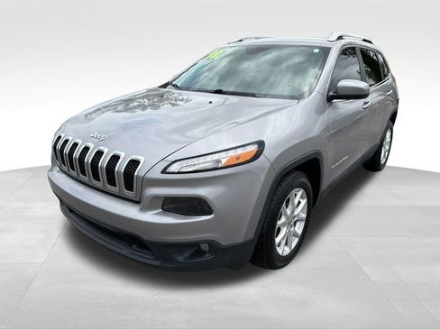 Used 2018 Jeep Cherokee Latitude Plus image 3