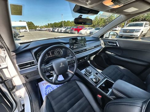 Used 2024 Mitsubishi Outlander SE image 10