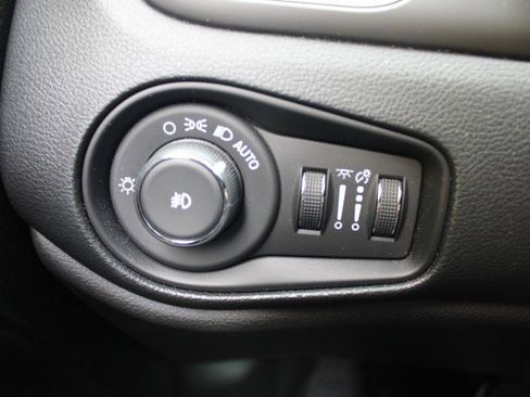 Used 2019 Jeep Renegade Limited w/ UConnect 8.4 Nav Group image 13