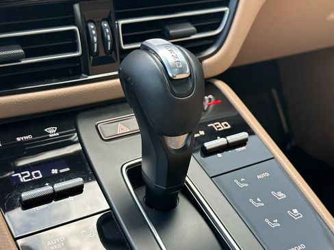 Certified 2025 Porsche Macan AWD/4WD image 24