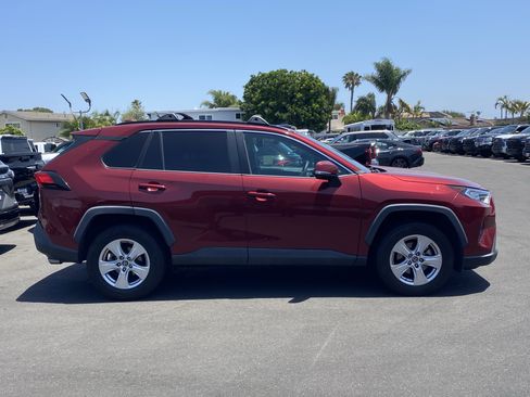 Used 2019 Toyota RAV4 XLE w/ Convenience Package FWD image 2