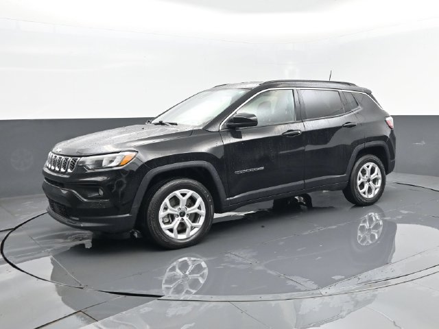 Used 2025 Jeep Compass Latitude AWD/4WD image 2