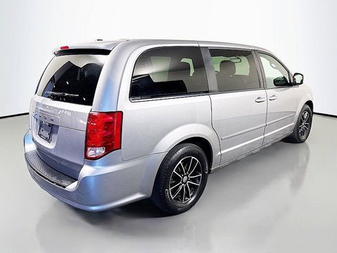 Used 2017 Dodge Grand Caravan SE image 7