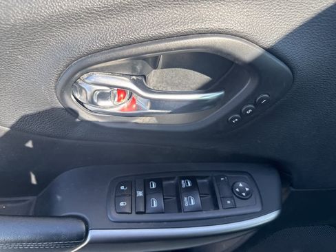 Used 2019 Jeep Cherokee Limited image 16