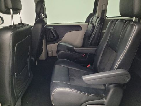 Used 2019 Dodge Grand Caravan SXT image 18
