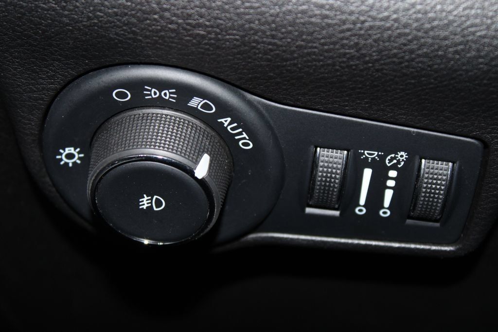 Used 2025 Jeep Compass Trailhawk AWD/4WD image 38