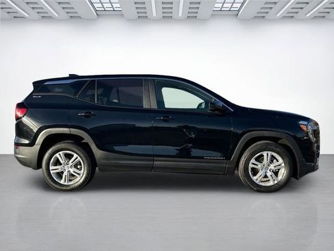 Used 2024 GMC Terrain SLE image 3