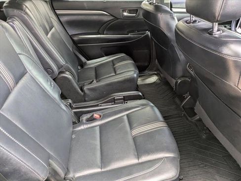 Used 2017 Toyota Highlander SE FWD image 19
