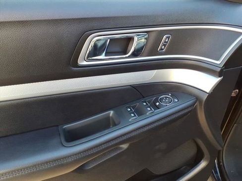 Used 2017 Ford Explorer XLT w/ Equipment Group 202A image 7