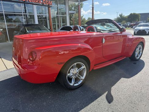 Used 2004 Chevrolet SSR w/ Preferred Equipment Group RWD image 3