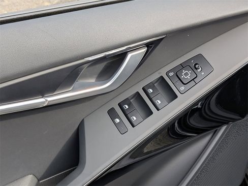 Used 2024 Kia Niro EX image 11