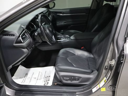Used 2019 Toyota Camry XLE FWD image 10