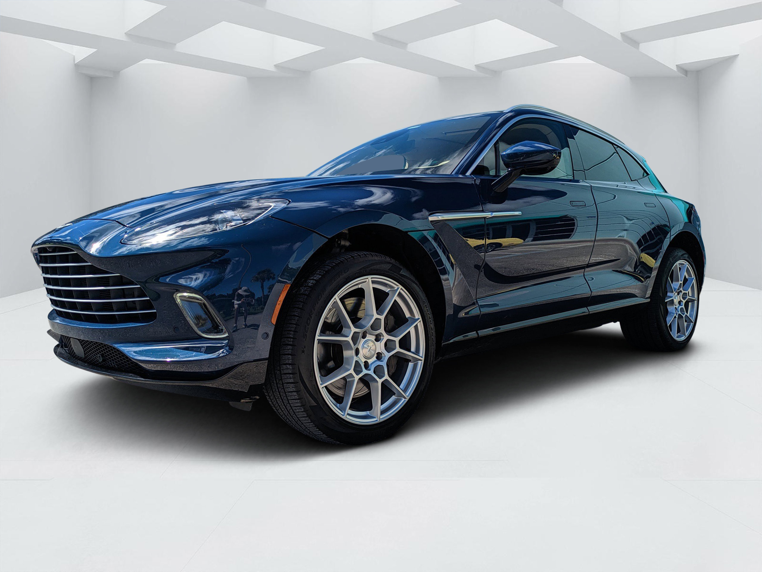 Used 2024 Aston Martin DBX AWD/4WD image 7