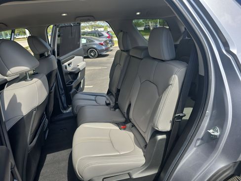 Used 2025 Honda Pilot EX-L image 16
