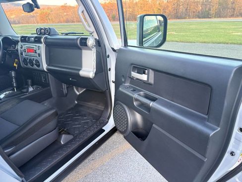 Used 2014 Toyota FJ Cruiser 4WD image 17