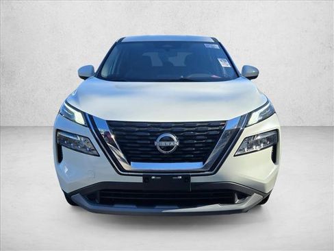 Used 2023 Nissan Rogue SV image 2