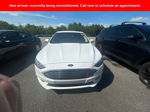 Used 2018 Ford Fusion SE w/ Fusion SE Technology Package FWD image 2