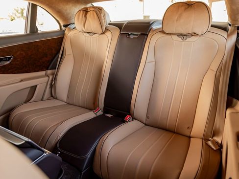 Used 2022 Bentley Flying Spur Plug-In Hybrid image 24