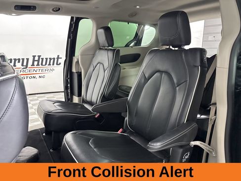 Used 2024 Chrysler Pacifica Limited FWD image 23