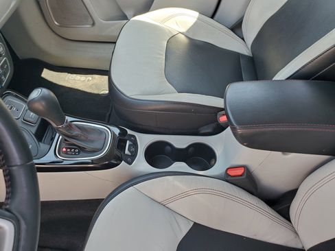 Used 2017 Jeep Compass Limited image 32