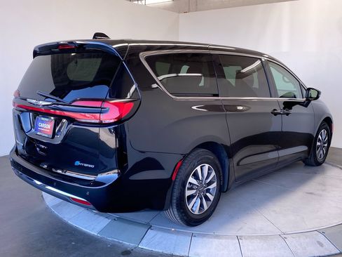 Used 2024 Chrysler Pacifica Limited FWD image 5