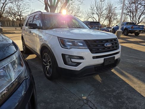 Used 2017 Ford Explorer Sport image 3