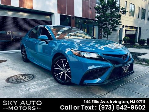 Used 2023 Toyota Camry SE FWD image 3