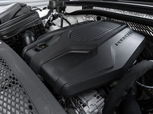 Certified 2025 Porsche Macan AWD/4WD image 40