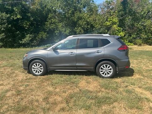 Used 2017 Nissan Rogue SV w/ SV Family Package FWD image 6