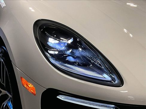 Used 2025 Porsche Macan image 30