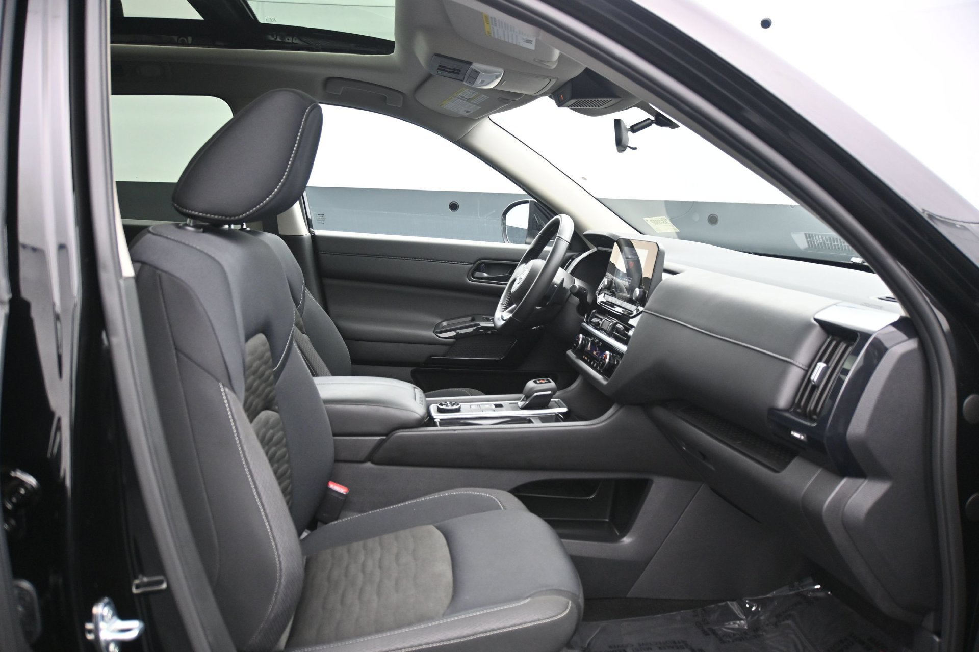 Used 2025 Nissan Pathfinder SV w/ SV Premium Package AWD/4WD image 13
