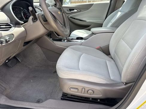 Used 2017 Chevrolet Malibu LT FWD image 16