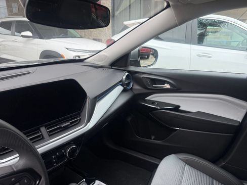 Used 2025 Chevrolet Trax LT FWD image 33