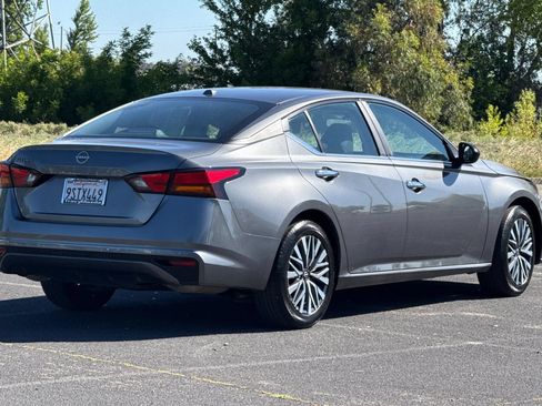 Used 2025 Nissan Altima 2.5 SV FWD image 4