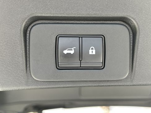 Used 2025 Nissan Rogue SV AWD/4WD image 19
