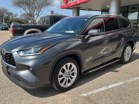 Used 2024 Toyota Highlander Limited image 9