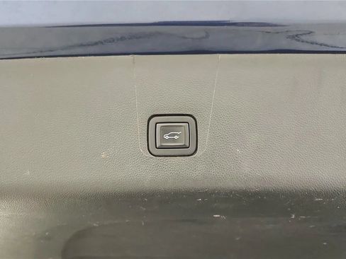 Used 2023 Chevrolet Traverse LT FWD image 37