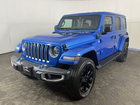 Used 2022 Jeep Wrangler Unlimited Sahara w/ Cold Weather Group AWD/4WD image 3