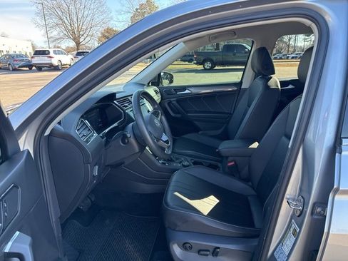 Used 2022 Volkswagen Tiguan SE image 9
