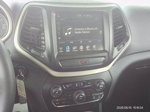 Used 2016 Jeep Cherokee Latitude w/ Cold Weather Group AWD/4WD image 12