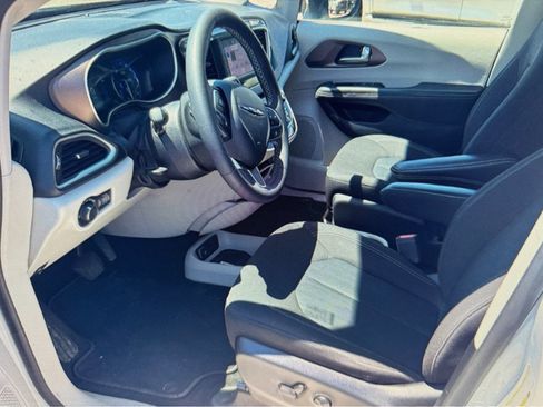 Used 2022 Chrysler Voyager LX FWD image 3