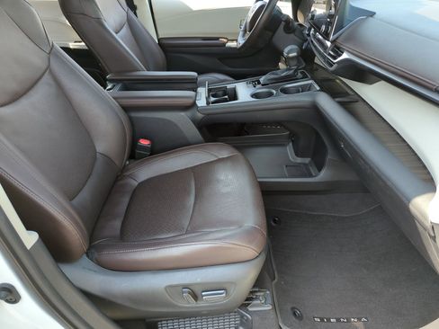 Used 2021 Toyota Sienna Platinum FWD image 21