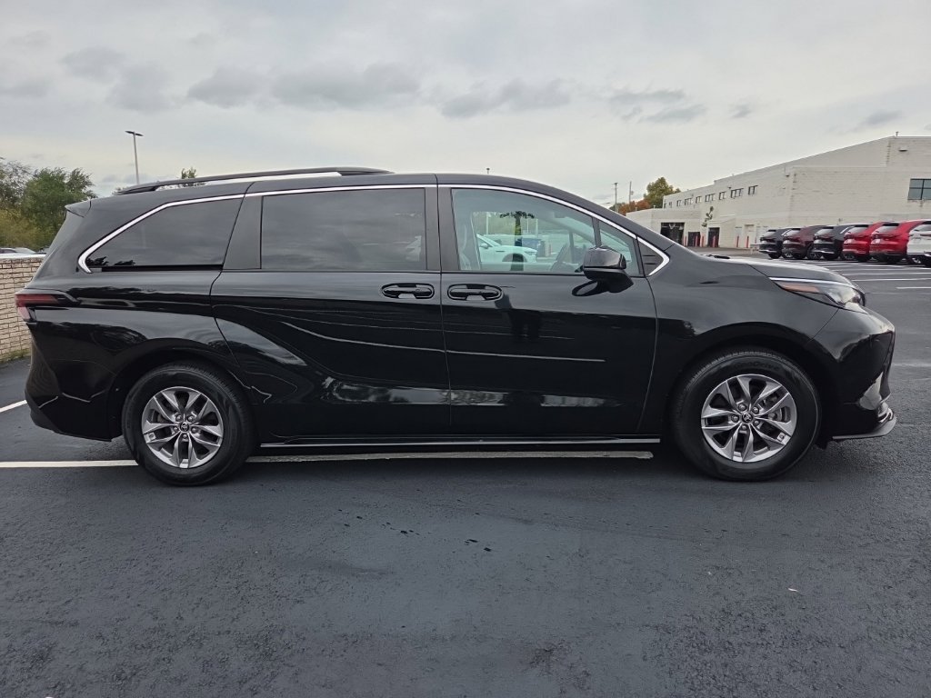 Certified 2024 Toyota Sienna LE AWD/4WD image 7