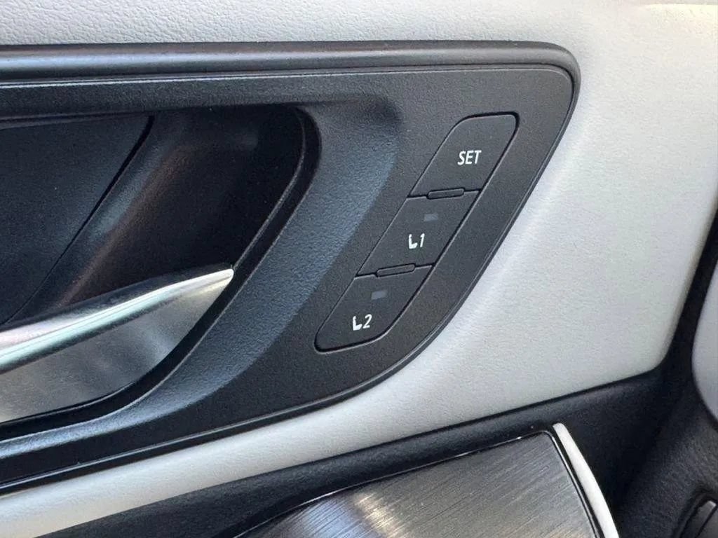Used 2025 Nissan Rogue SL w/ SL Premium Package FWD image 19
